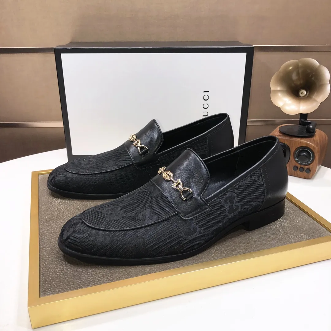 Factory batch 500💰Italy’s top luxury men’s shoe giant (GUCCI) (Gucci) (full cowhide lining) new arrival🍃Original European style🔰 Pleasant to the eye😍In order to make the shoes more durable and non-deformable🌀The production continues to follow traditional methods but there is still no lack of innovation💪The original sheepskin is selected for the leather♻️Smooth, natural and extra bright⭐Made of imported cowhide The rich man’s first choice 38-45 (45 customized)